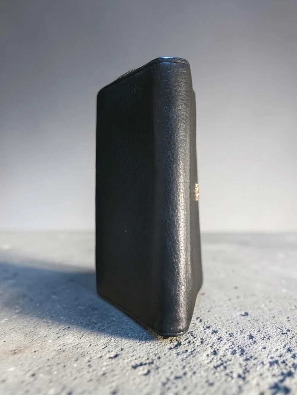 EUC Tory Burch Black Pebbled Leather Zip Card Wallet with Gold Hardware